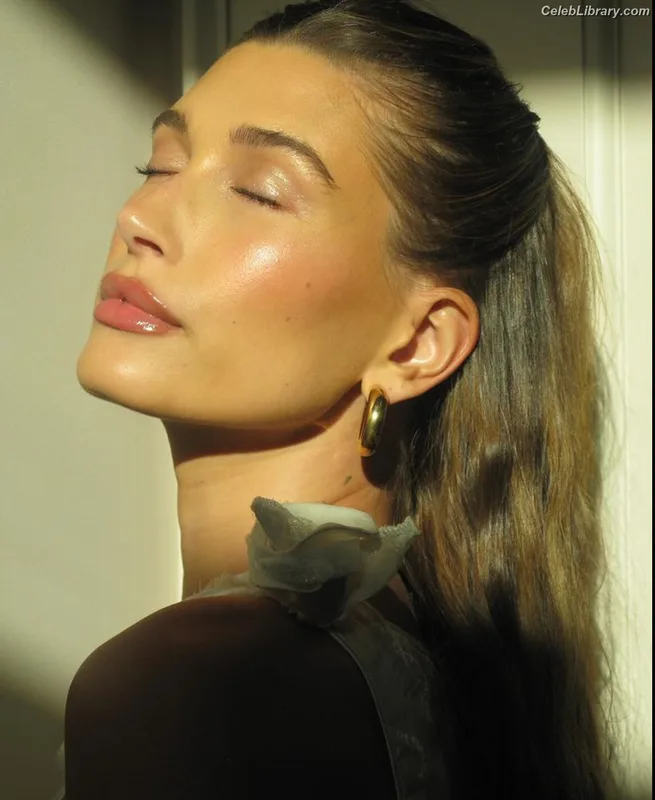 Hailey Baldwin Bieber photo 11 of 1157