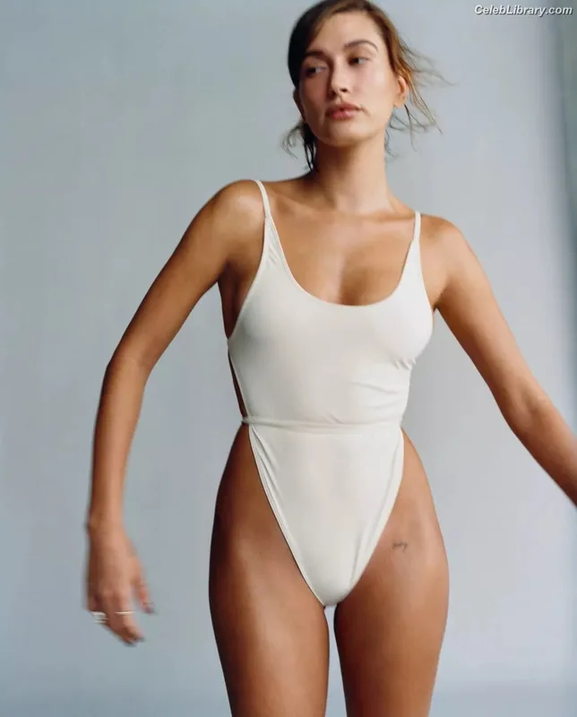 Hailey Baldwin Bieber photo 24 of 1157