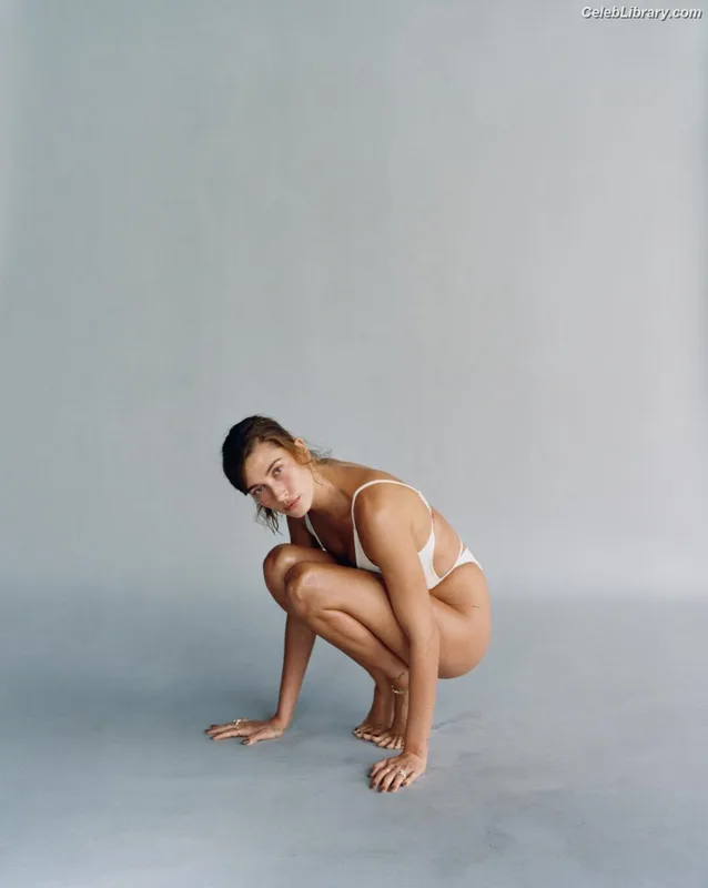 Hailey Baldwin Bieber photo 4 of 1157