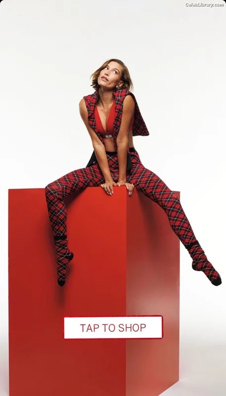 Hailey Baldwin Bieber photo 7 of 1157