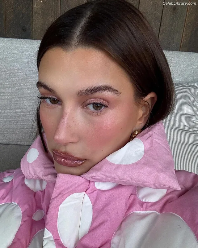 Hailey Baldwin Bieber photo 17 of 1157