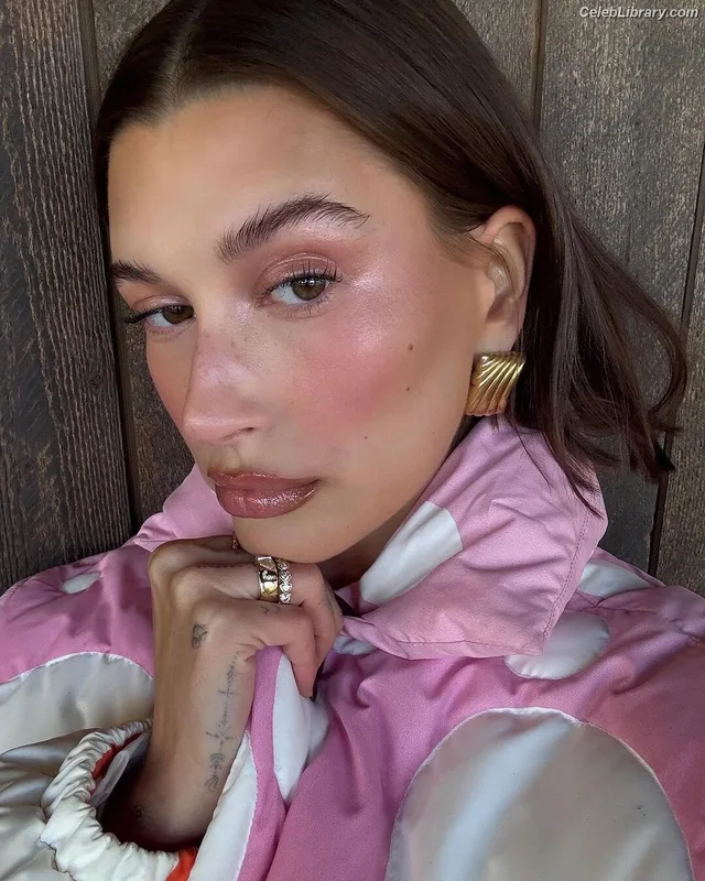 Hailey Baldwin Bieber photo 18 of 1157