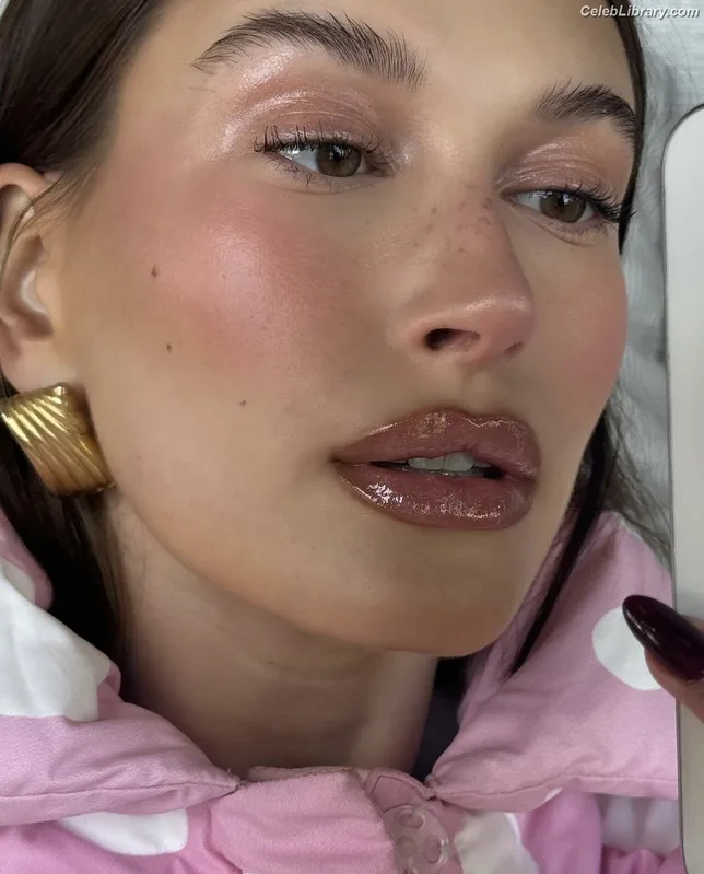Hailey Baldwin Bieber photo 19 of 1157