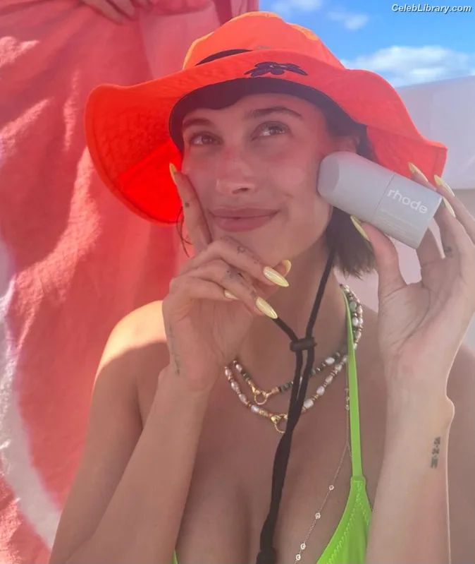 Hailey Baldwin Bieber photo 21 of 1157