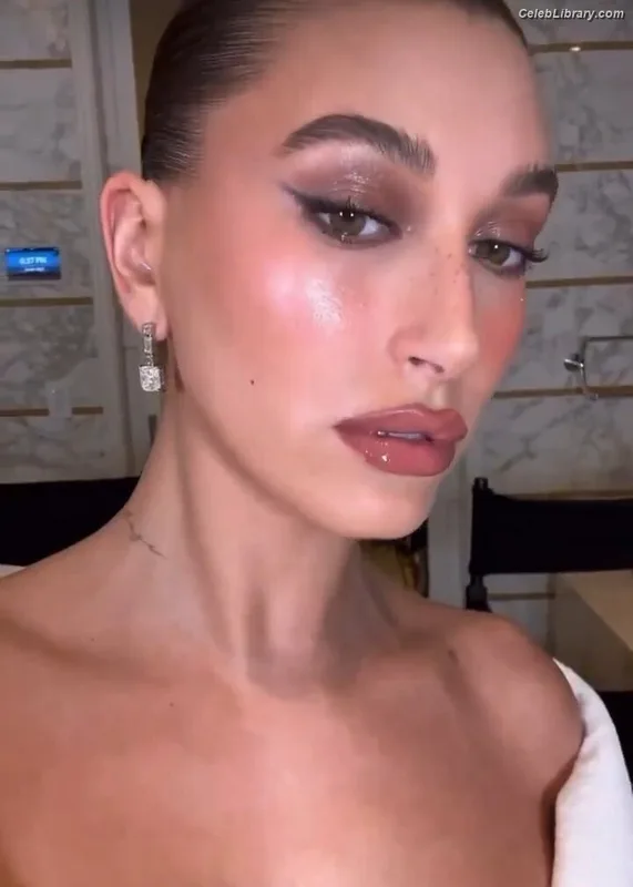 Hailey Baldwin Bieber photo 23 of 1157