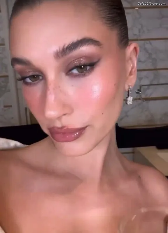 Hailey Baldwin Bieber photo 24 of 1157