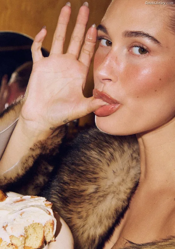 Hailey Baldwin Bieber photo 3 of 1157