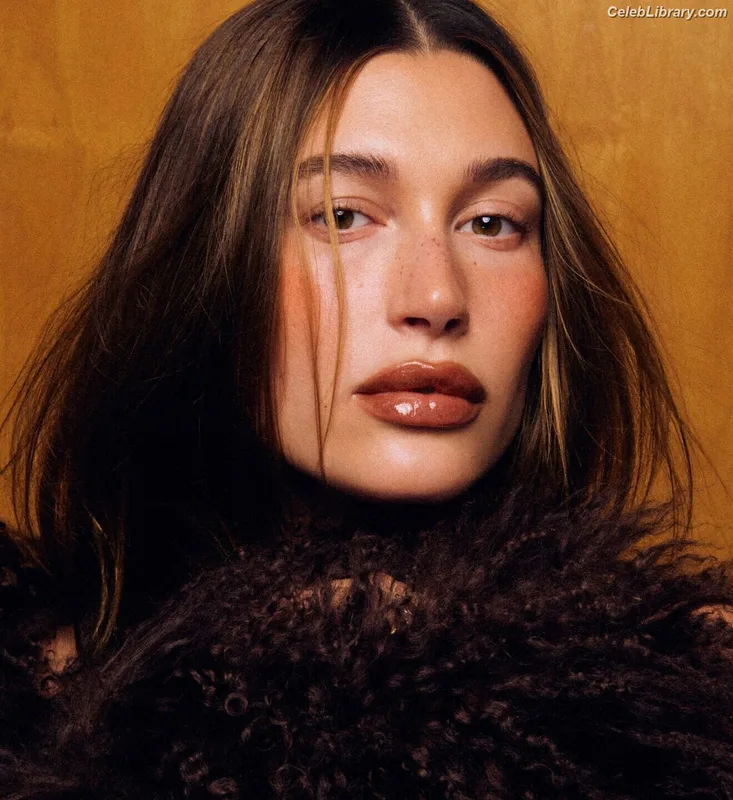 Hailey Baldwin Bieber photo 8 of 1157