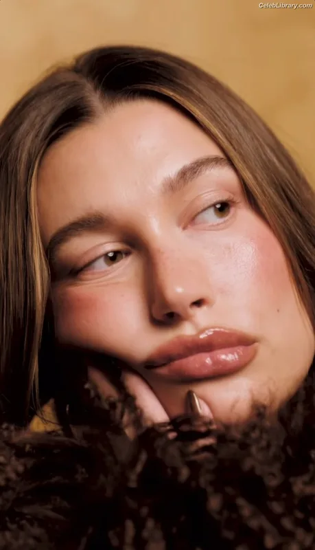 Hailey Baldwin Bieber photo 9 of 1157