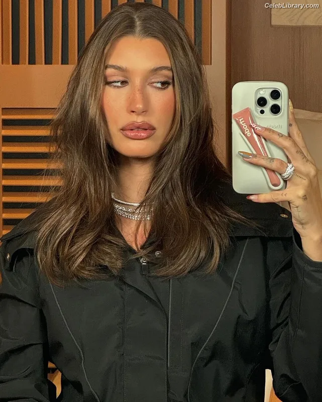 Hailey Baldwin Bieber photo 12 of 1157