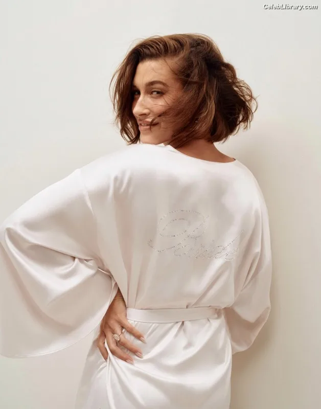 Hailey Baldwin Bieber photo 16 of 1157