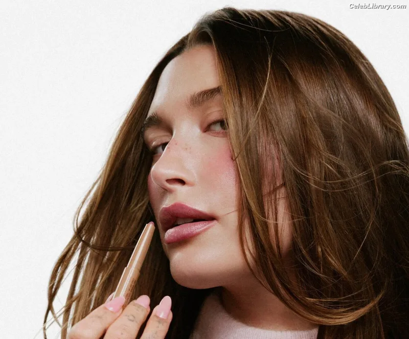 Hailey Baldwin Bieber photo 19 of 1157
