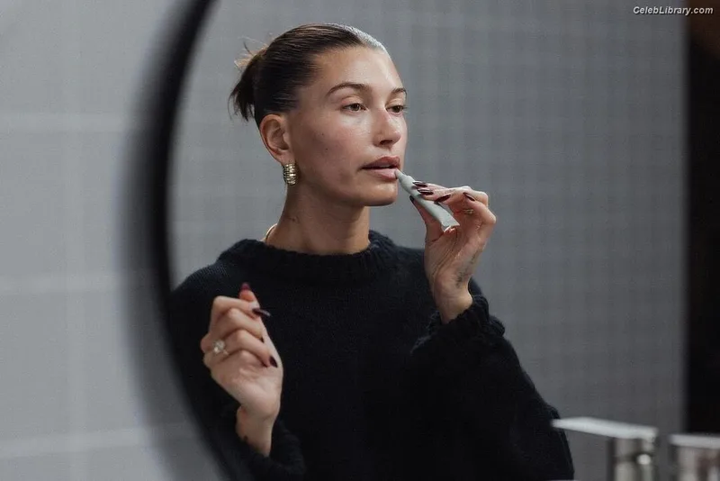 Hailey Baldwin Bieber photo 1 of 1157