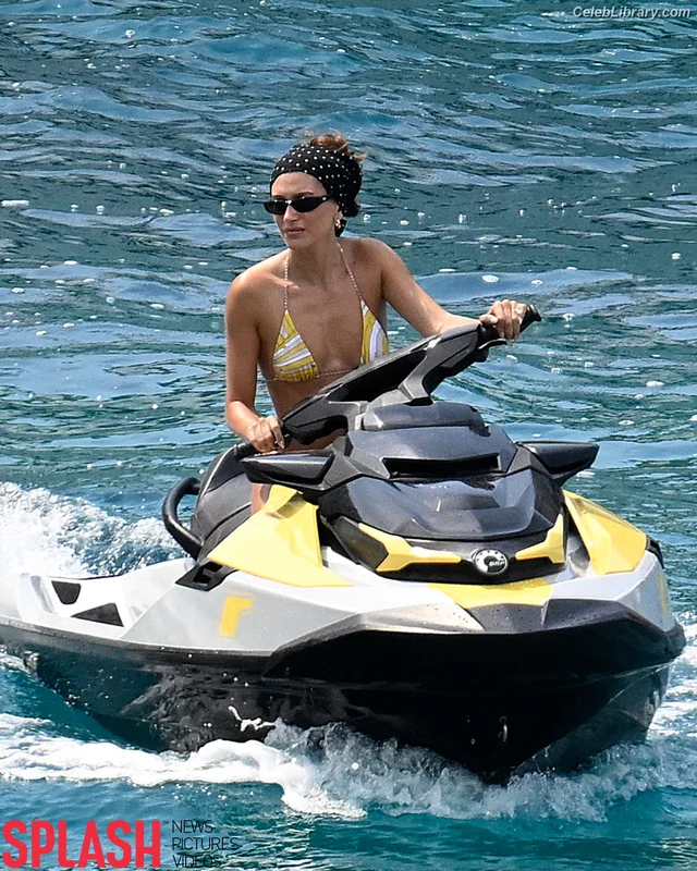 Hailey Baldwin Bieber photo 16 of 1157