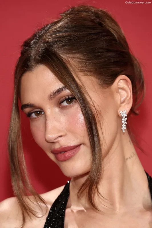 Hailey Baldwin Bieber photo 21 of 1157
