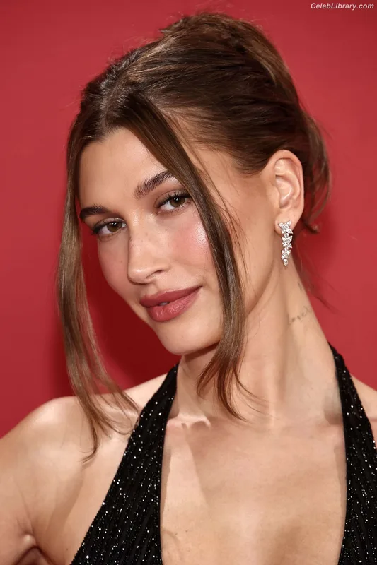 Hailey Baldwin Bieber photo 18 of 1157