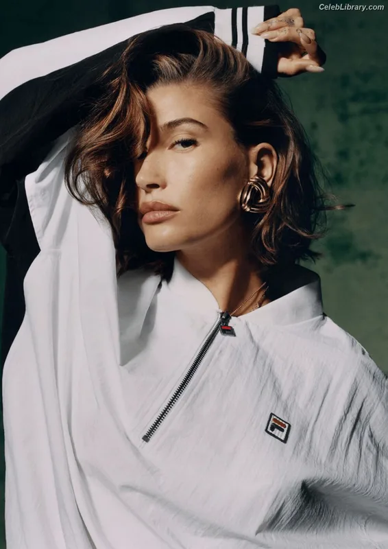 Hailey Baldwin Bieber photo 18 of 1157