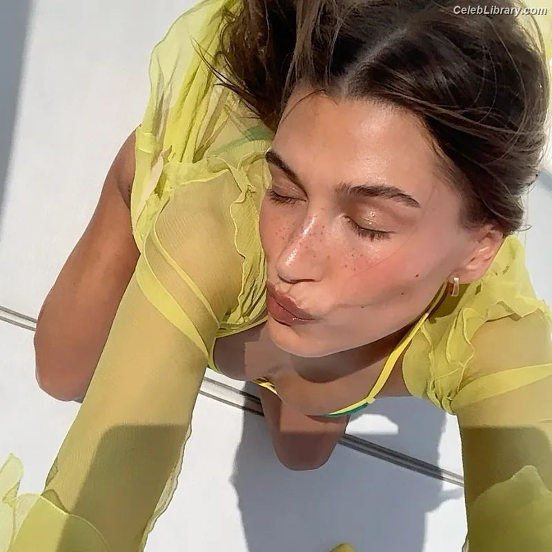 Hailey Baldwin Bieber photo 9 of 1157