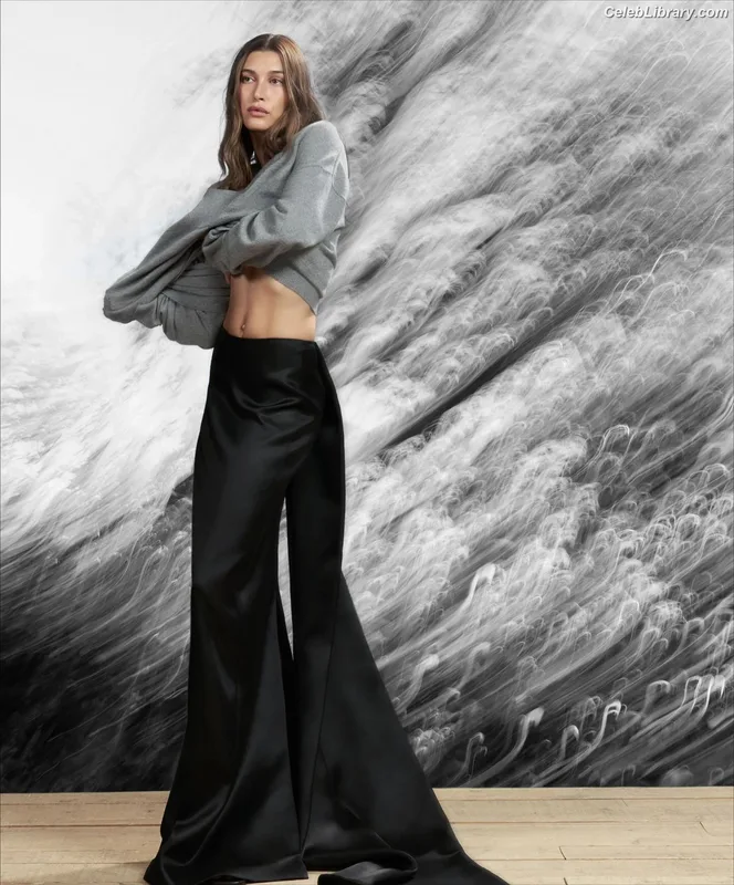 Hailey Baldwin Bieber photo 11 of 1157