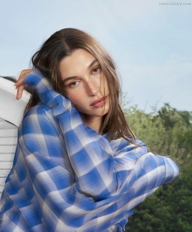 Hailey Baldwin Bieber photo 15 of 1157