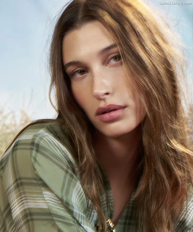 Hailey Baldwin Bieber photo 17 of 1157