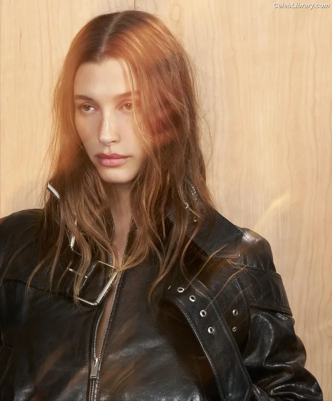 Hailey Baldwin Bieber photo 19 of 1157