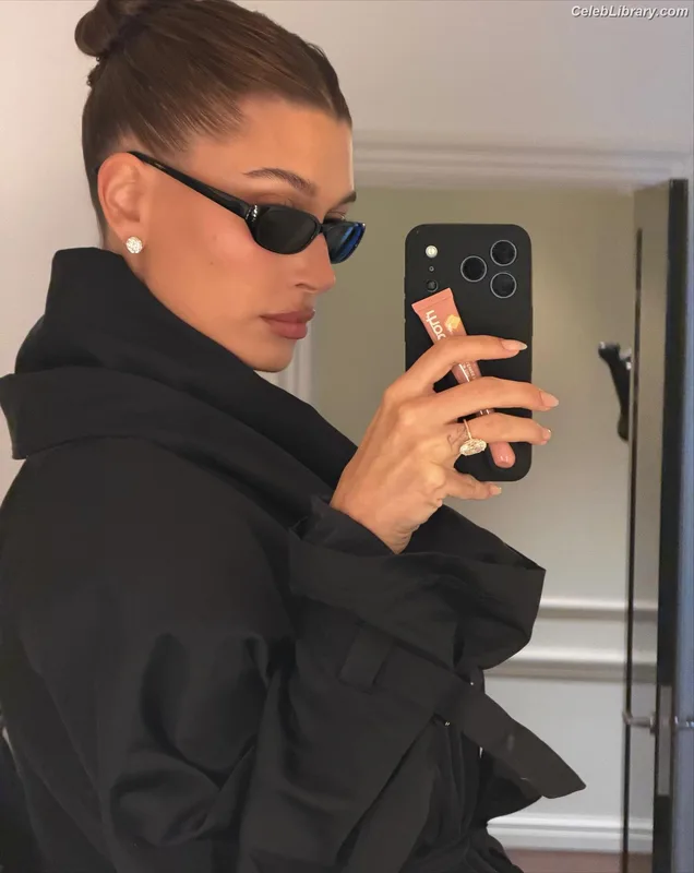 Hailey Baldwin Bieber photo 23 of 1157