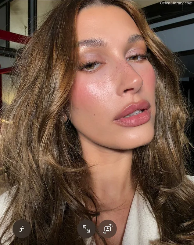 Hailey Baldwin Bieber photo 2 of 1157