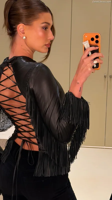 Hailey Baldwin Bieber photo 10 of 1157
