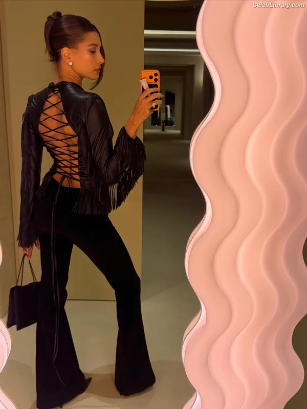 Hailey Baldwin Bieber photo 11 of 1157