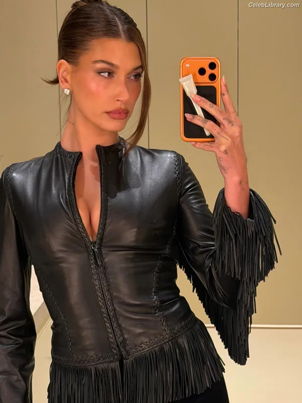 Hailey Baldwin Bieber photo 12 of 1157