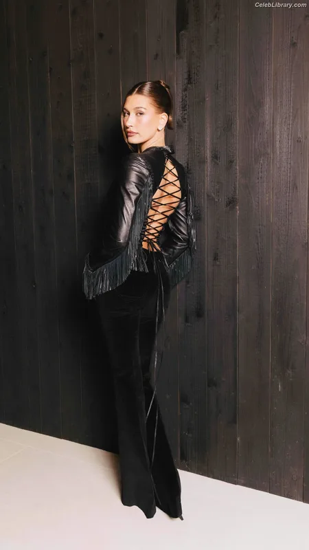 Hailey Baldwin Bieber photo 13 of 1157
