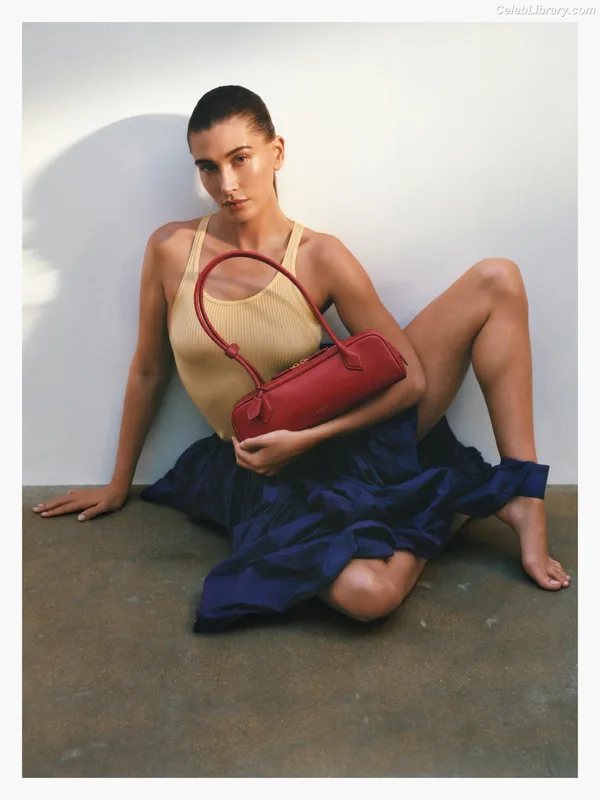 Hailey Baldwin Bieber photo 1 of 1157