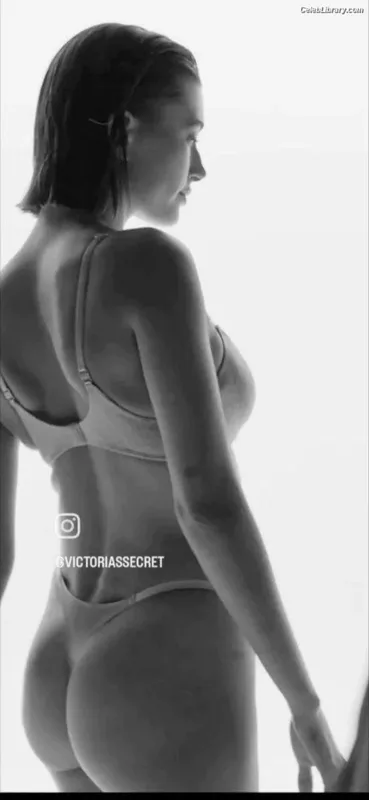 Hailey Baldwin Bieber photo 17 of 1157