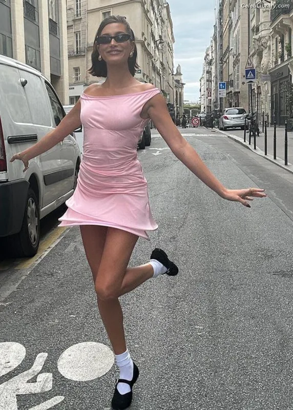 Hailey Baldwin Bieber photo 16 of 1157