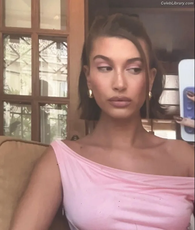 Hailey Baldwin Bieber photo 17 of 1157