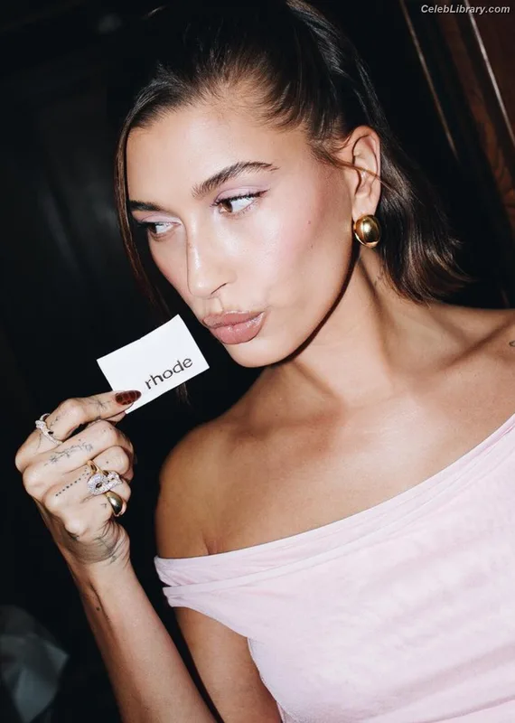 Hailey Baldwin Bieber photo 18 of 1157