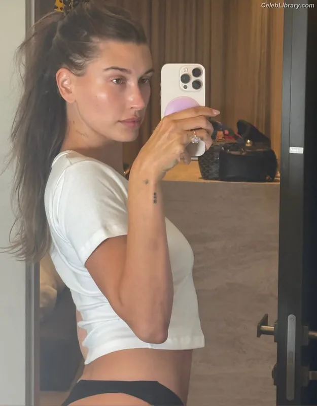 Hailey Baldwin Bieber photo 1 of 1157