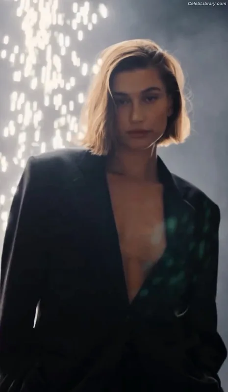 Hailey Baldwin Bieber photo 8 of 1157