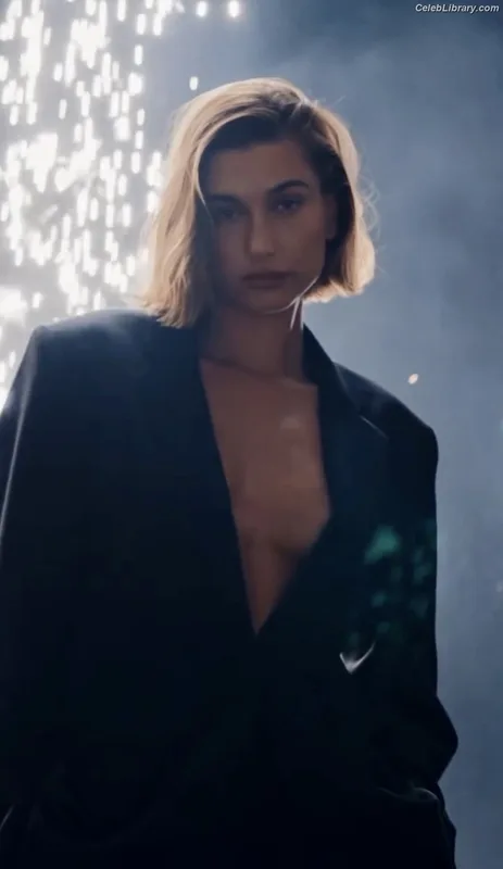 Hailey Baldwin Bieber photo 9 of 1157