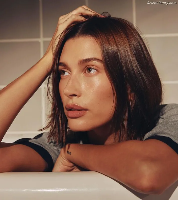 Hailey Baldwin Bieber photo 13 of 1157