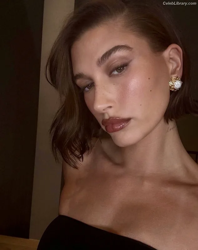 Hailey Baldwin Bieber photo 21 of 1157