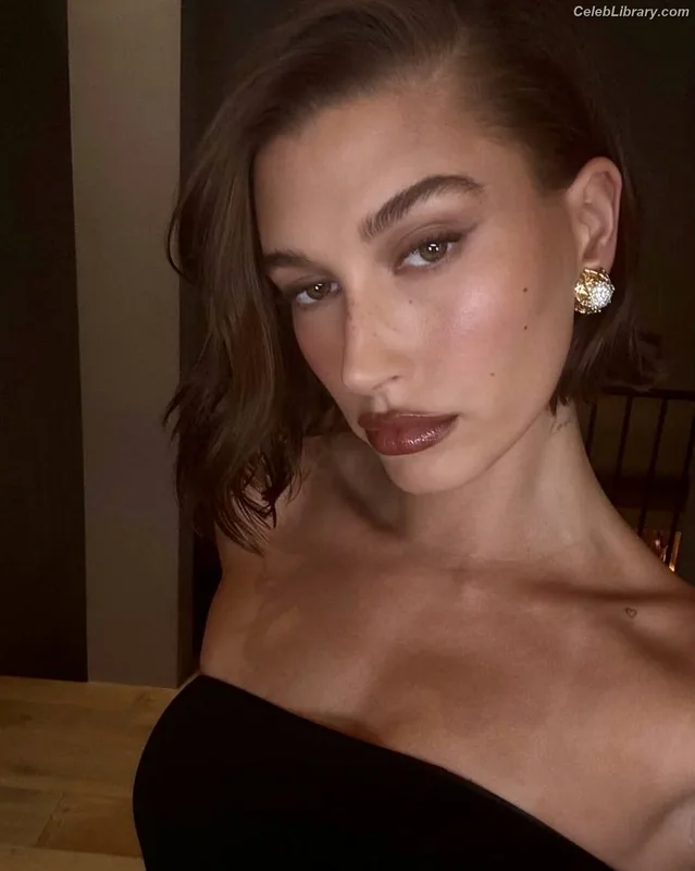 Hailey Baldwin Bieber photo 22 of 1157