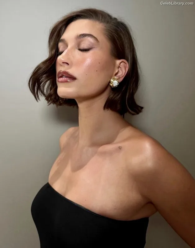 Hailey Baldwin Bieber photo 23 of 1157