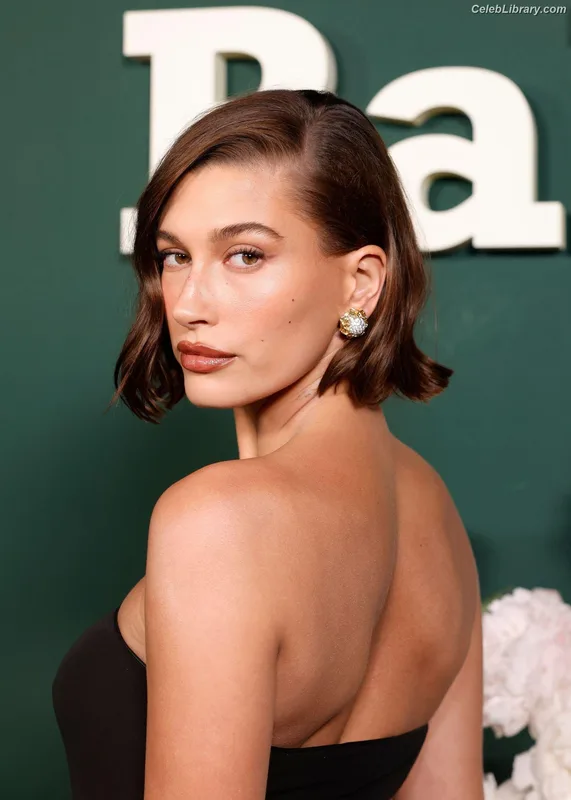 Hailey Baldwin Bieber photo 3 of 1157