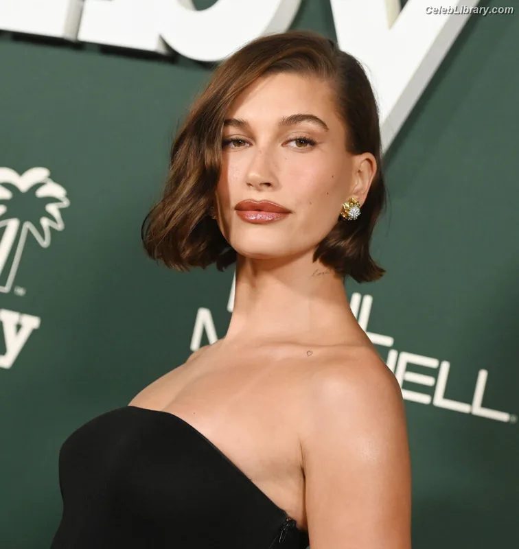 Hailey Baldwin Bieber photo 4 of 1157