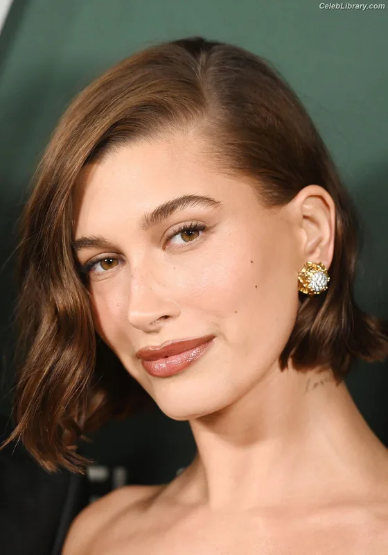 Hailey Baldwin Bieber photo 5 of 1157
