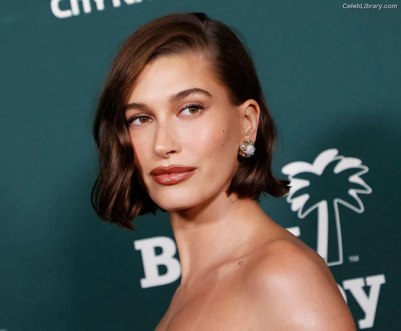 Hailey Baldwin Bieber photo 8 of 1157