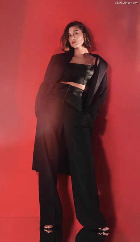 Hailey Baldwin Bieber photo 20 of 1157
