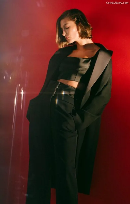 Hailey Baldwin Bieber photo 21 of 1157